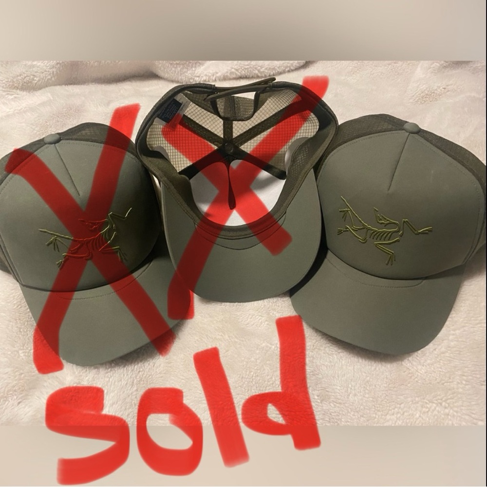 NEW NEVER WORN-ARCTERYX-forest green arcteryx trucker hat